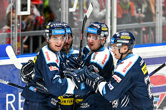 Libere�tí hokejisté oslavují gól vst�elený Pardubicím.