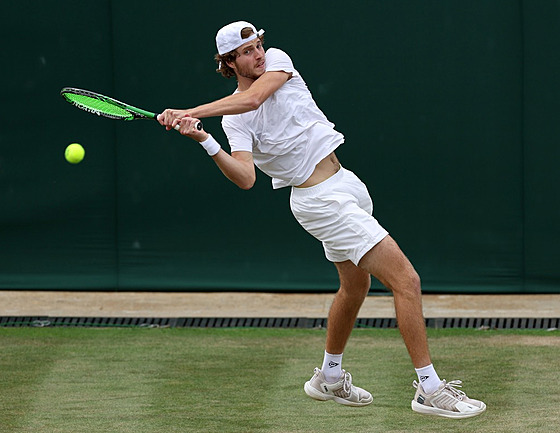 Tenista Toby Samuel záí v univerzitních turnajích.
