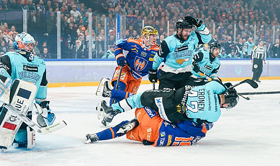 Boje o titul jsou ve Finsku náleit havé, ale týmy bez ance na play off ligu...