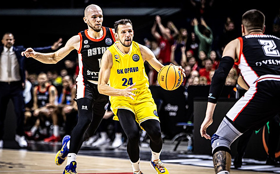 Opavský basketbalista Jakub iina útoí v zápase s Rysaem Vilnius.
