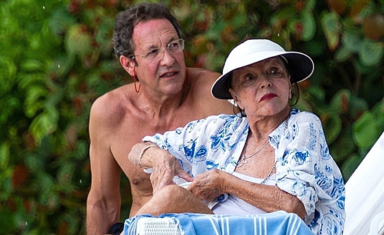 Joan Collinsová a její pátý manel Percy Gibson  (Barbados, 29. íjna 2023)