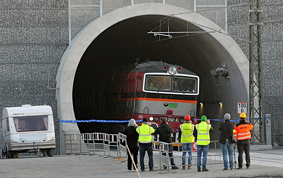 Bezpenost v nejdelím elezniním tunelu na okraji Plzn hlídají kamery, idla a laserové brány. 