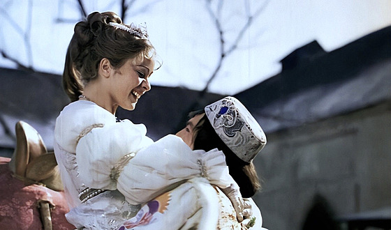 Libu�e �afránková a Pavel Trávní�ek v pohádce T�i o�í�ky pro Popelku (1973)