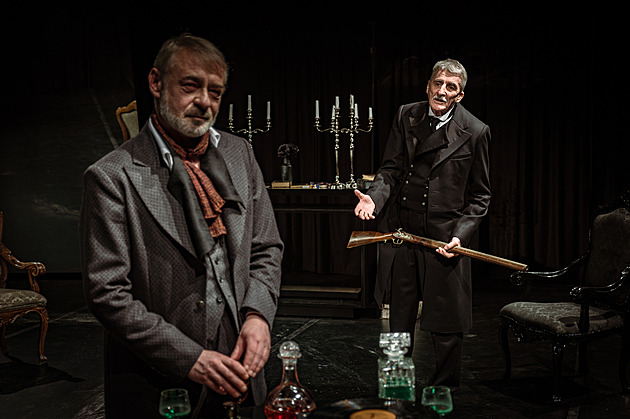 V inscenaci Oheň a popel se představí herci Martin Huba (vpravo), Jiří Dvořák...