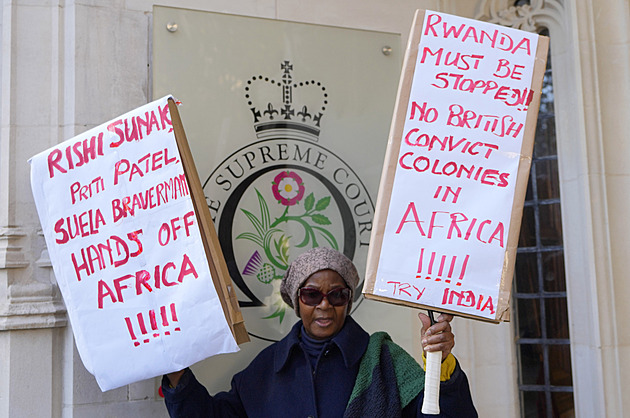 Britský soud zatrhl deportace migrantů do Rwandy. Není bezpečná, rozhodl