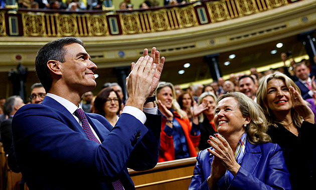 Čtyřměsíční španělské šachy skončily, Sánchez je premiérem, prošel o tři hlasy