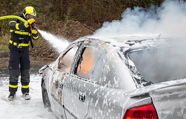 VIDEO: Hasiči cvičili s pěnou, uhasili auto i barák