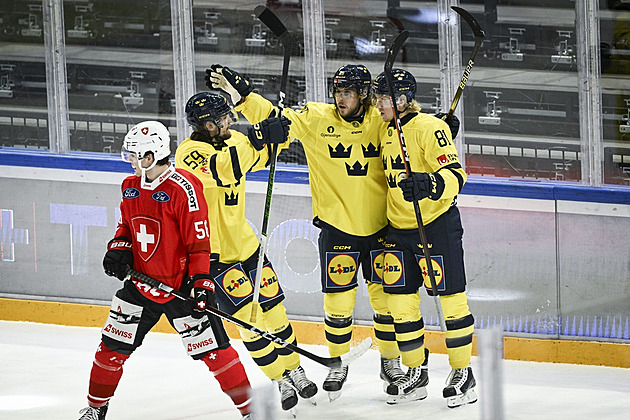 Švédové porazili na hokejovém turnaji Karjala Švýcarsko a získali první body