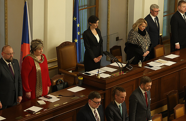 Poslanci uctili Schwarzenberga, poslední rozloučení bude v chrámu sv. Víta