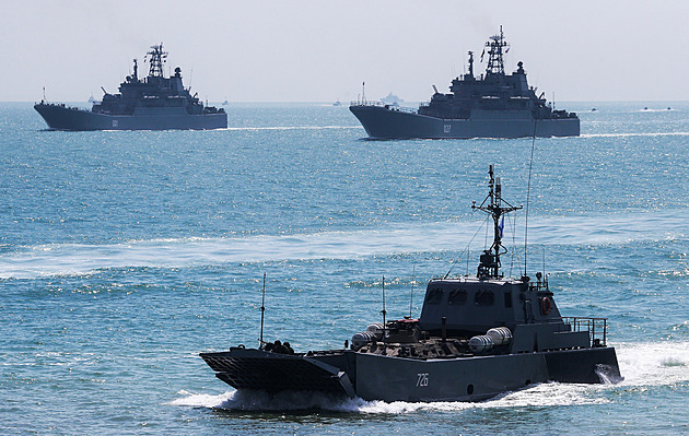 Zasáhli jsme u Krymu výsadkové lodě s posádkou a obrněnci, oznámila Ukrajina