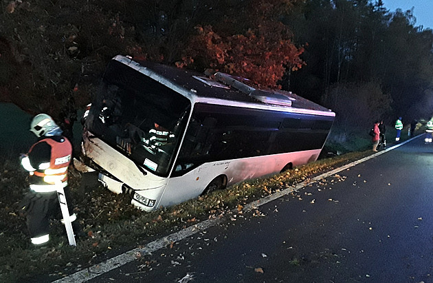 Osobák se při předjíždění srazil s náklaďákem i autobusem, šest lidí se zranilo