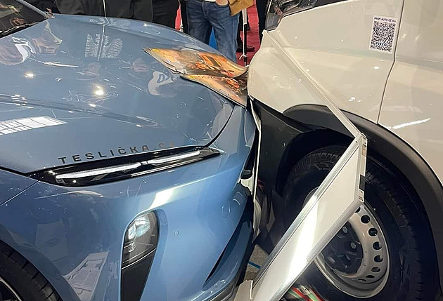 Čínský elektromobil boural na veletrhu v Praze. Školák šlápl na plyn