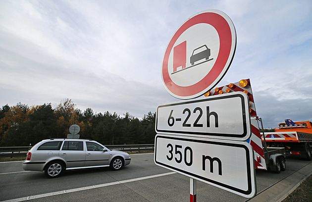 Na D1 začal platit zákaz předjíždění kamionů. Policie hned zahájila kontroly