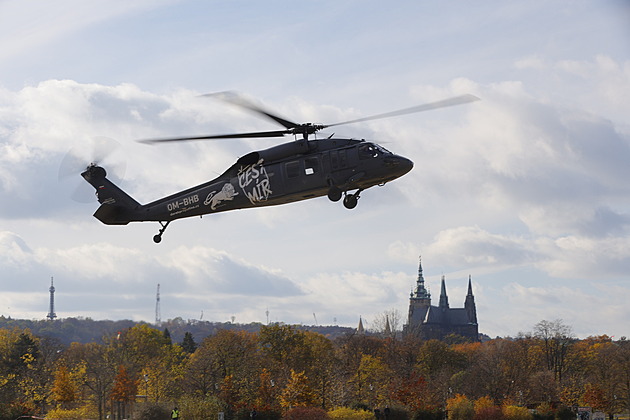 Na vrtulník pro Ukrajinu se už vybraly tři miliony. Black Hawk se ukázal v Praze