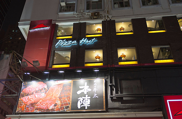 Je libo pizzu s hadím masem? V Hongkongu žádný problém, i ve fastfoodu