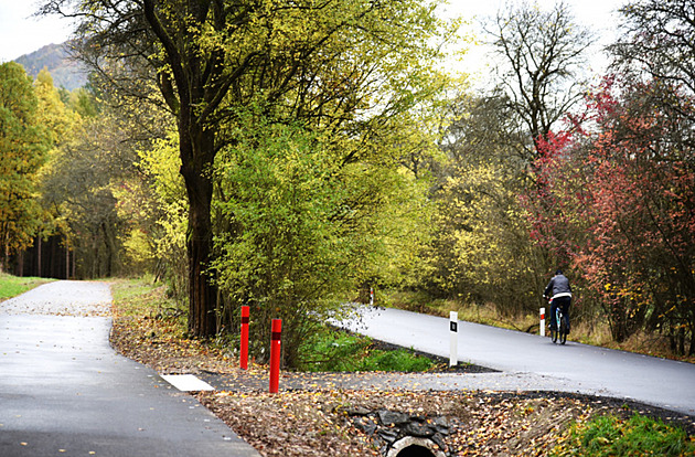 Novou cyklostezku na Novoborsku si po otev�ení vyzkou�ela �ada cyklist�.