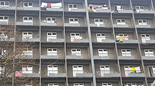 Řev a rány do zdi. Bylo tam hodně krve, líčí soused řádění útočníka na ubytovně