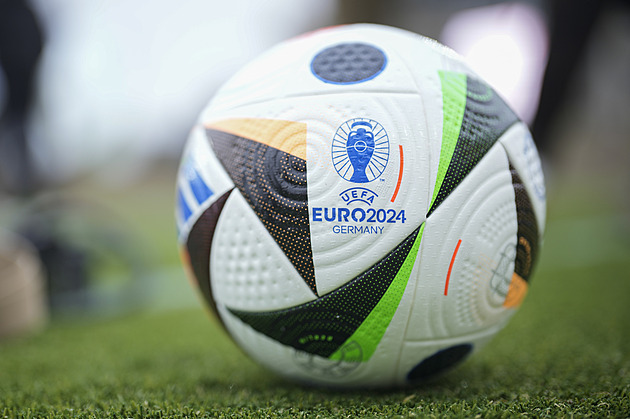 Němci představili oficiální balon pro Euro, jmenuje se Fotbalová láska