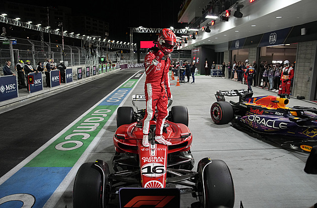Ferrari ovládlo ve Vegas kvalifikaci. Vyhrál Leclerc, druhý penalizovaný Sainz