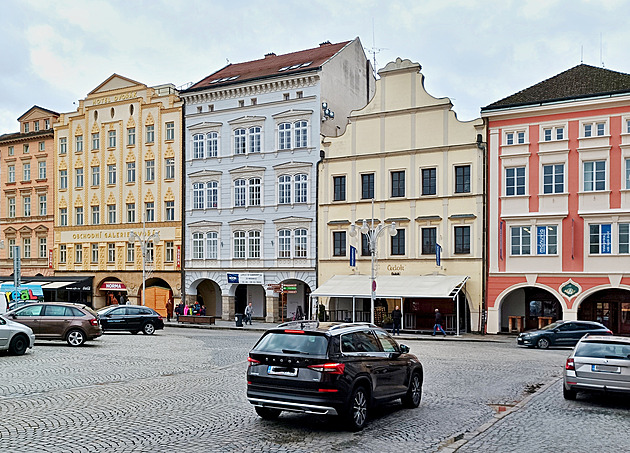 Dům umění (vpravo od hotelu Dvořák) stojí blízko radnice na náměstí Přemysla...