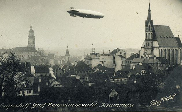 Ze zepelínu pršely na Krumlov hákové kříže. Ale jeho fotka je podfuk