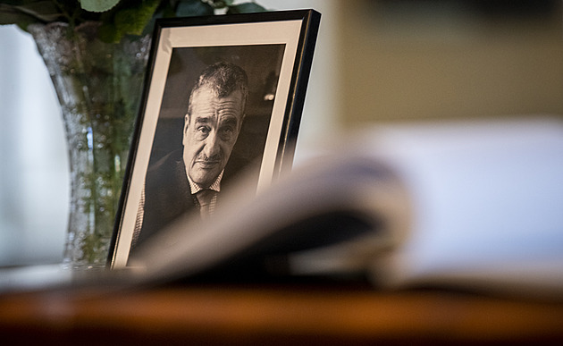 Kondolenční knihy k úmrtí Schwarzenberga podepisují velvyslanci i veřejnost