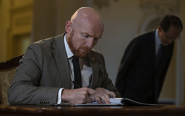 Velvyslanci i veřejnost. Kondolence k úmrtí Schwarzenberga podepisují desítky lidí