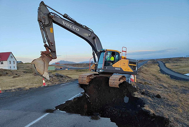 VIDEA TÝDNE: Čermák v poutech, brašna ve vesmíru i pukající Island