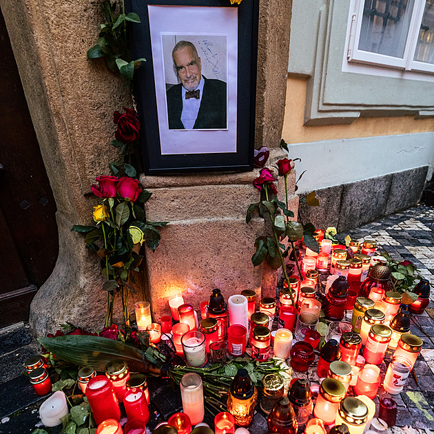 Rozloučení se Schwarzenbergem začne v poledne. Do kostela přivezli rakev