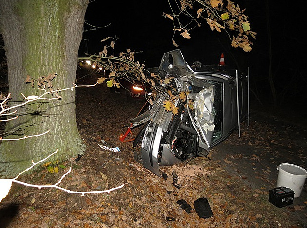 Auto narazilo do stromu a skončilo na boku nedaleko Chlumce nad Cidlinou. (7....