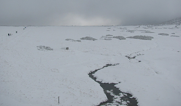 V Krkonoších nasněžily další centimetry, lanovka na Sněžku stála