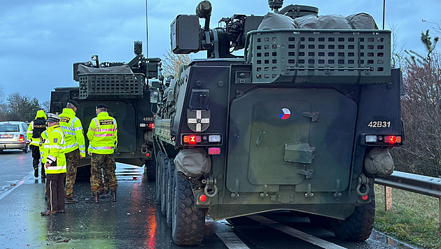 Řidička se připletla do kolony armádních pandurů, nehoda zbrzdila dálnici D6