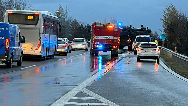 Řidička se připletla do kolony armádních pandurů, nehoda zbrzdila dálnici D6