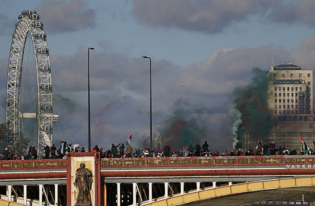 Londýnem pochodují desetitisíce podporovatelů Palestiny. Policie zatkla 82 lidí