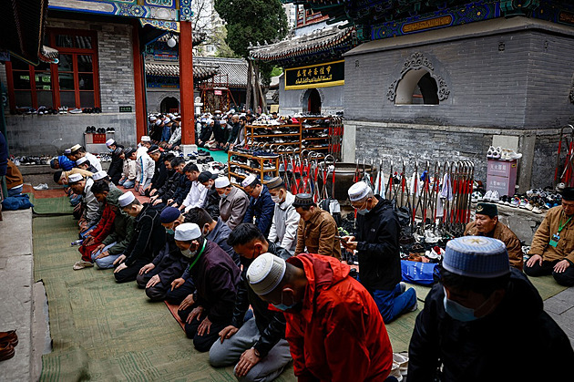Čína chce sledovat studenty postící se při ramadánu, už si na to najala firmu