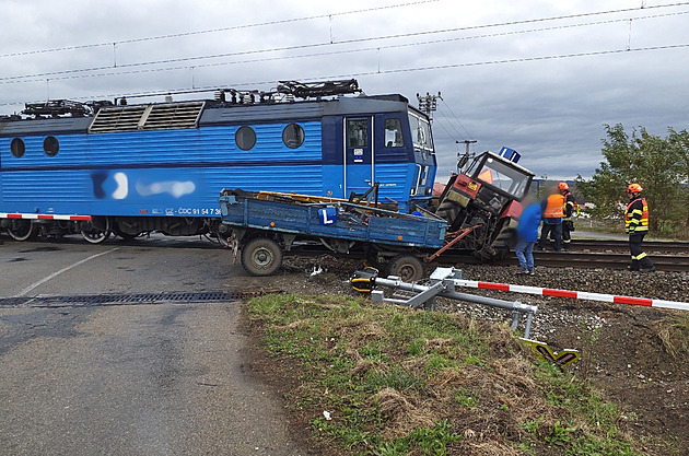 Traktor autoškoly se střel s nákladním vlakem (15. listopadu 2023)