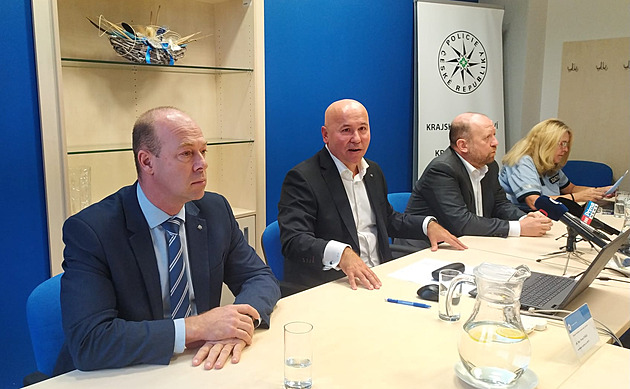 Gang falešných bankéřů obral stovky lidí o 195 milionů, vydávali se i za policii