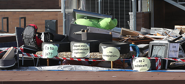 Kop�ivnická radnice nechala v nov� opraveném centru m�sta umístit �ernou...