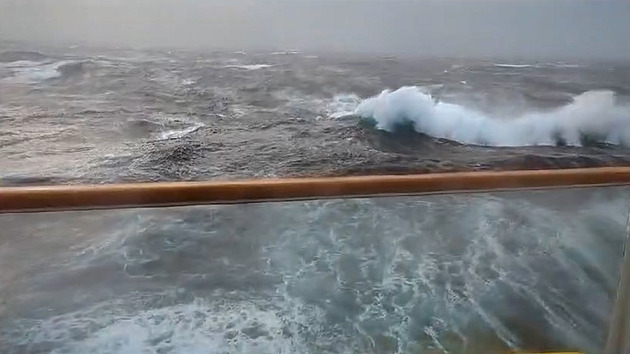 VIDEO: Horor na výletní lodi. V rozbouřeném Atlantiku se zranilo sto pasažérů