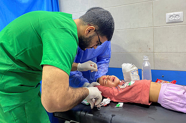 „Mami!“ křičela dívka. V Gaze amputují i provádějí císařské řezy bez anestetik