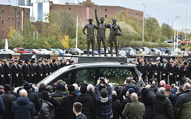 Tisíce lidí a fotbalových osobností se rozloučily v Manchesteru s Charltonem