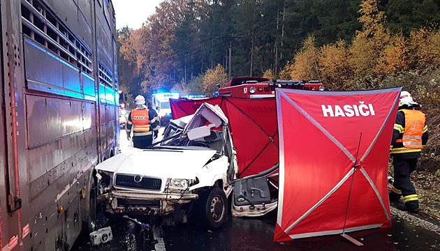 Osobní auto se na Rakovnicku srazilo s náklaďákem, při nehodě zemřeli dva lidé