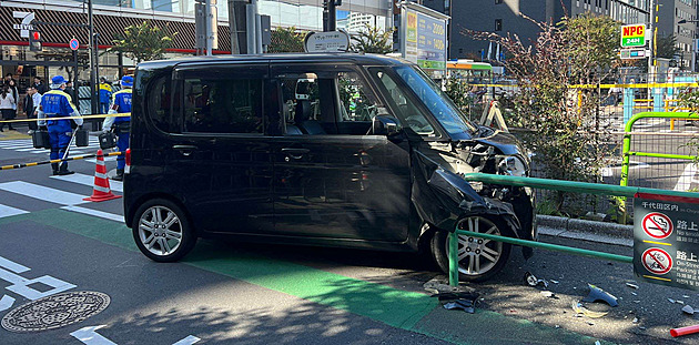 Do bariéry u izraelské ambasády v Tokiu najelo auto, útočníka zadrželi