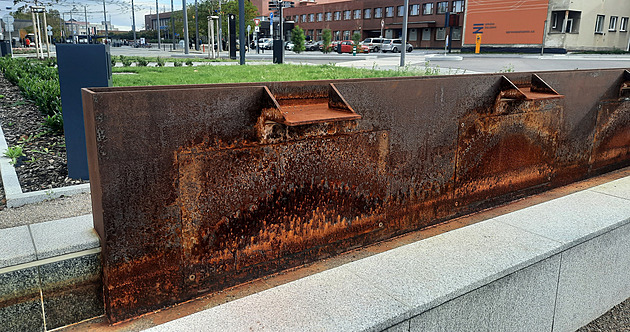 Po necelém p�lroce v provozu vypadá vodní prvek takto.