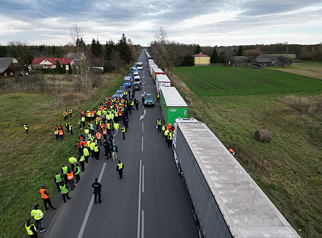 Ukrajinské kamiony už vadí i Slovákům. Kolony v polské blokádě se nekrátí