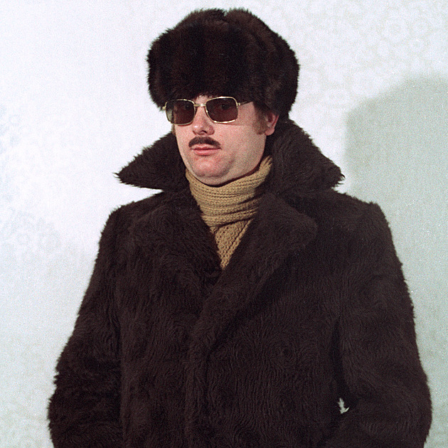 Převlečte se za toho, koho sledujete. Jak vypadal večírek agentů Stasi