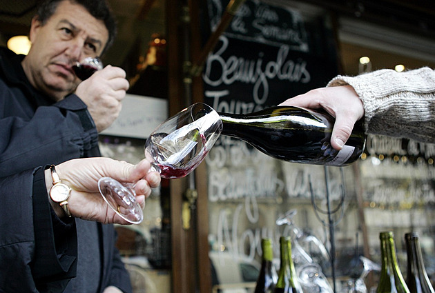 Francouzi narazili sudy s beaujolais nouveau. Polovina putuje do zahraničí