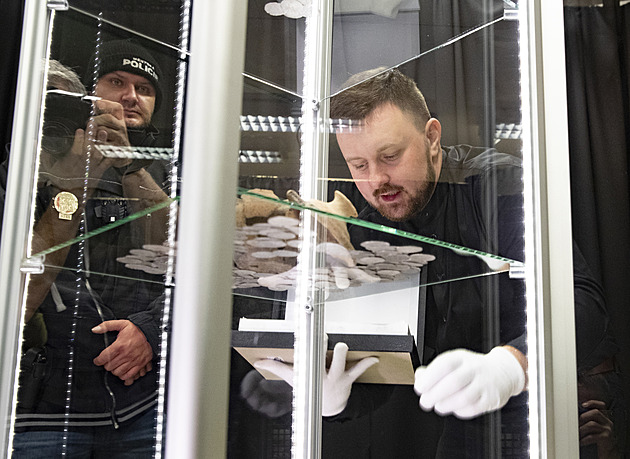 Ukryté groše se vrací domů. Staletí starý stříbrný poklad vystaví v Říčanech