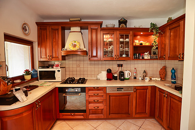 Zpěvačka utíká z Prahy na milovanou chalupu. Práce zde nikdy nekončí