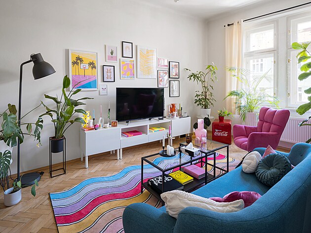 Ob�vac� pokoj s okny do ulice m� na podlaze repasovan� parkety. B�l� st�ny...